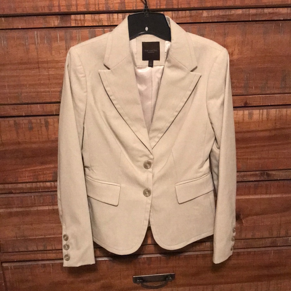 Women’s suit - Picture 2 of 3